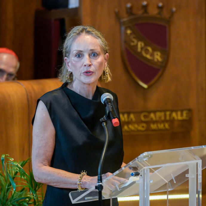 “Donald Trump, comportati in modo tale che tua madre possa essere fiera di te”: il messaggio di Sharon Stone al “Conclave” dei Nobel a Roma
