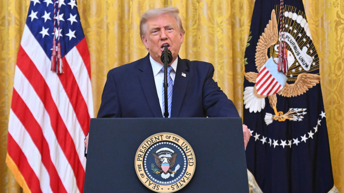 Trump contro la Cina: “Ha rubato i dati di 220 milioni di elettori Usa, è la più grande violazione della storia. Nostro sistema elettorale è vulnerabile”