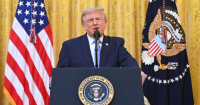 Copertina di Trump contro la Cina: “Ha rubato i dati di 220 milioni di elettori Usa, è la più grande violazione della storia. Nostro sistema elettorale è vulnerabile”
