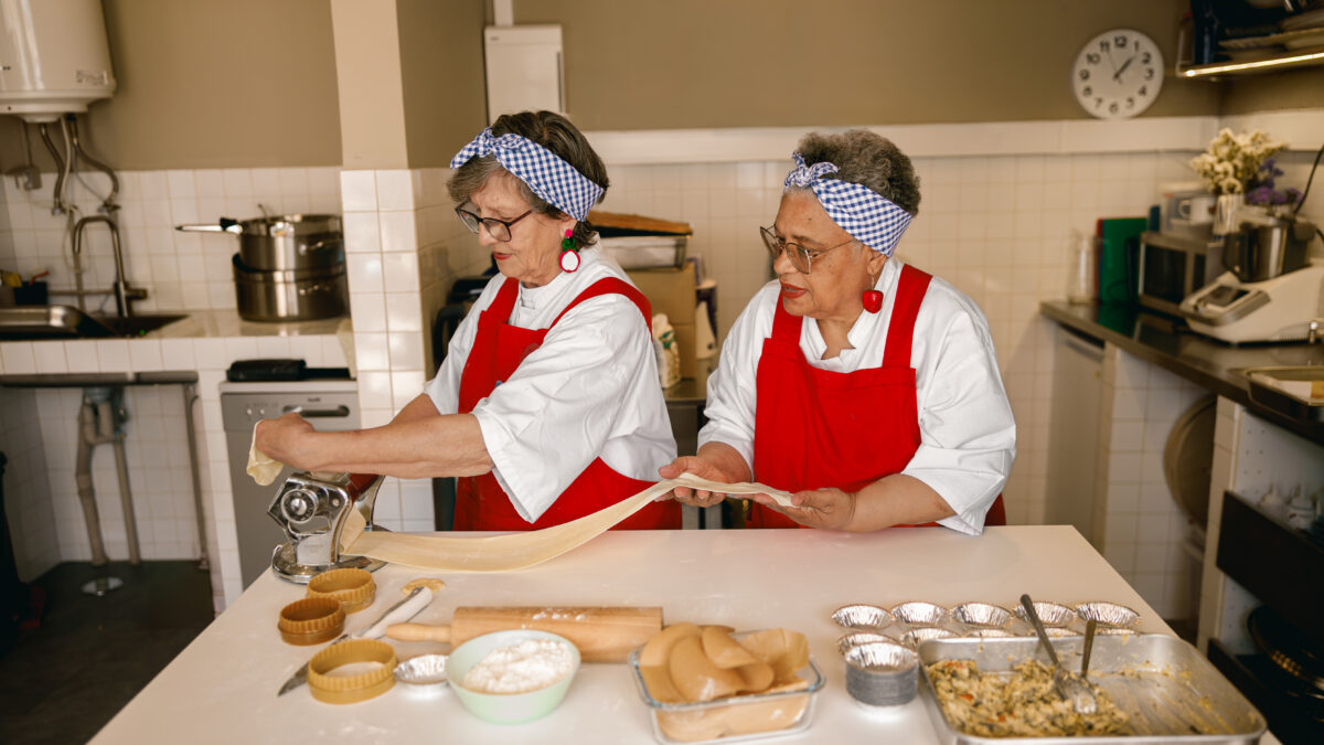 “Le nonne che fanno la pasta in vetrina sono la nuova astuta trappola per i turisti”: la stoccata del Washington Post contro Roma