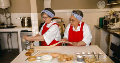 Copertina di “Le nonne che fanno la pasta in vetrina sono la nuova astuta trappola per i turisti”: la stoccata del Washington Post contro Roma