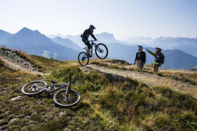Vacanze in bici, il trend dell’estate 2026 scelto da Gen Z e Millennials: guida agli itinerari più belli d’Italia dalle Dolomiti alla Liguria passando per il “coast to coast” della Basilicata