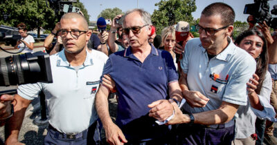 Copertina di Roggero mentre entra nel carcere di Bollate: "Mattarella ha graziato Nicole Minetti, si metta una mano sulla coscienza". E la moglie presenta domanda di clemenza