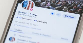 Copertina di L’ultimo affare di Trump, il presidente Usa mette in vendita i suoi post: fino a 100mila dollari al mese per l’accesso anticipato