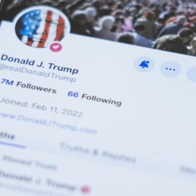 Copertina di L’ultimo affare di Trump, il presidente Usa mette in vendita i suoi post: fino a 100mila dollari al mese per l’accesso anticipato