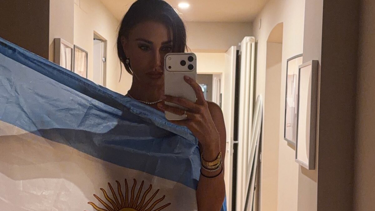 Belén Rodriguez e il tifo per la “sua” Argentina: la foto vestita solo con la bandiera