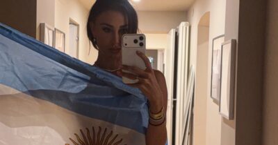 Copertina di Belén Rodriguez e il tifo per la “sua” Argentina: la foto vestita solo con la bandiera
