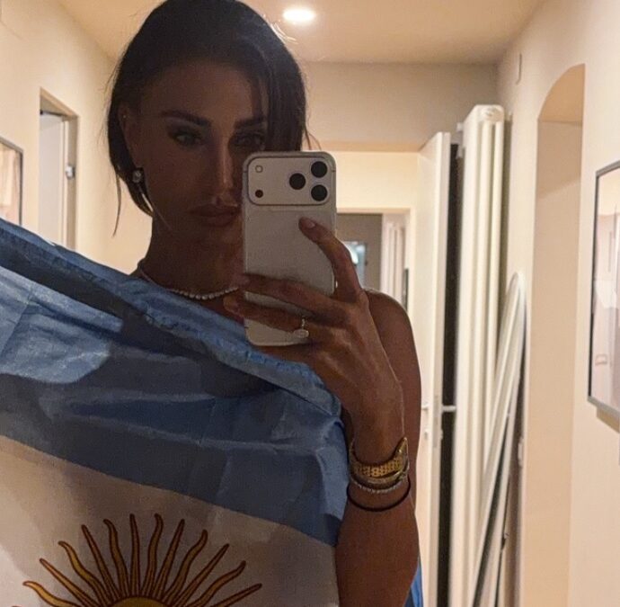 Belén Rodriguez e il tifo per la “sua” Argentina: la foto vestita solo con la bandiera