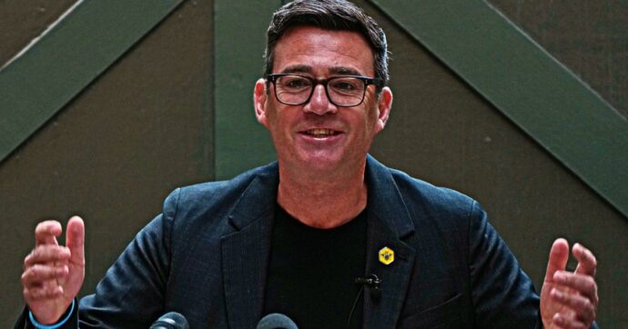 Burnham proclamato leader dei laburisti, da lunedì sarà il nuovo premier britannico: “Pronto a governare dopo 40 anni di neoliberismo”