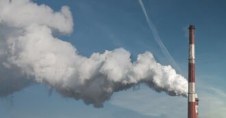 Copertina di Von der Leyen riscrive il cuore del Green Deal all’insegna della “competitività”. Gli ambientalisti: “Con il nuovo Ets più CO₂ per 2 miliardi di tonnellate”