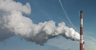 Copertina di Von der Leyen riscrive il cuore del Green Deal all’insegna della “competitività”. Gli ambientalisti: “Con il nuovo Ets più CO₂ per 2 miliardi di tonnellate”