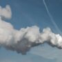 Copertina di Von der Leyen riscrive il cuore del Green Deal all’insegna della “competitività”. Gli ambientalisti: “Con il nuovo Ets più CO₂ per 2 miliardi di tonnellate”