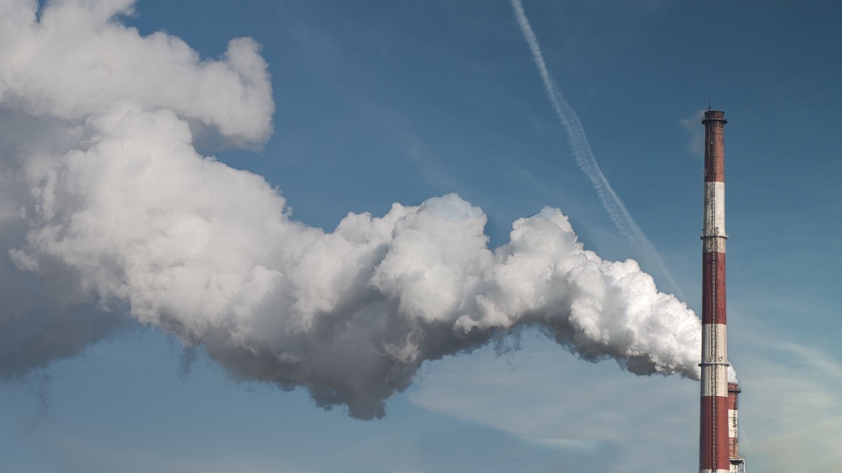 Von der Leyen riscrive il cuore del Green Deal all’insegna della “competitività”. Gli ambientalisti: “Con il nuovo Ets più CO₂ per 2 miliardi di tonnellate”