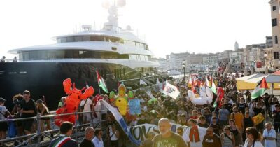 Copertina di Scontri tra polizia e manifestanti a Venezia durante il corteo contro l’ambasciatore Usa in “tour” sul suo yacht da 117 metri