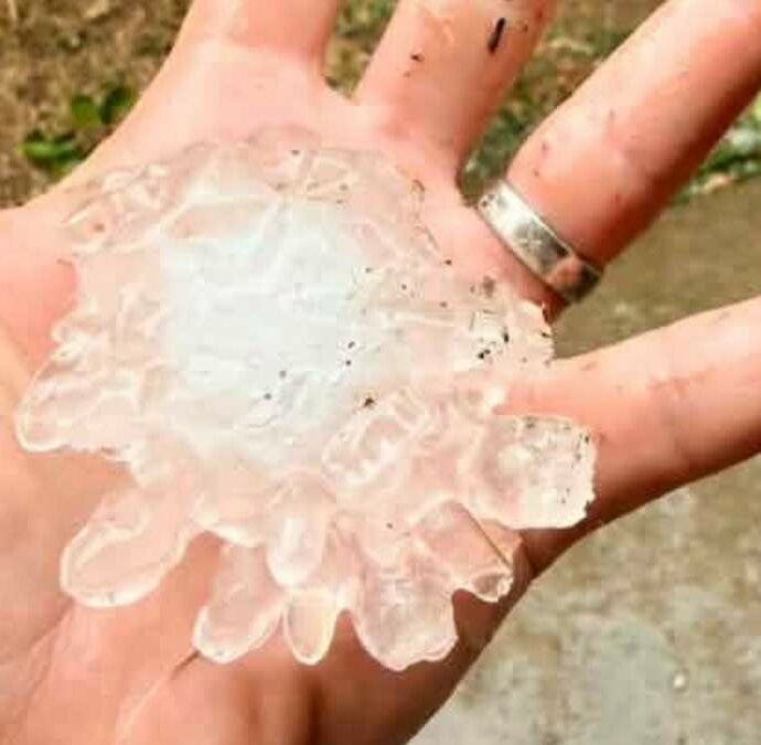 “Ero una maschera di sangue, anche i medici faticavano a crederci”: esce in giardino durante il temporale e viene colpito in testa da un gigantesco chicco di grandine