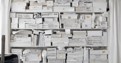 Copertina di “Era arrivato il momento di separarmi da una parte dei miei ricordi”: Martin Margiela mette all’asta il suo archivio personale e l’incasso è da record. Dalle Tabi da 364mila euro al telefono fisso da 13 mila, ecco cosa c’era