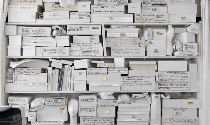 “Era arrivato il momento di separarmi da una parte dei miei ricordi”: Martin Margiela mette all’asta il suo archivio personale e l’incasso è da record. Dalle Tabi da 364mila euro al telefono fisso da 13 mila, ecco cosa c’era