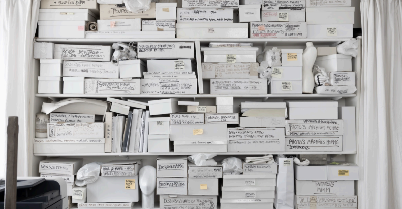 “Era arrivato il momento di separarmi da una parte dei miei ricordi”: Martin Margiela mette all’asta il suo archivio personale e l’incasso è da record. Dalle Tabi da 364mila euro al telefono fisso da 13 mila, ecco cosa c’era