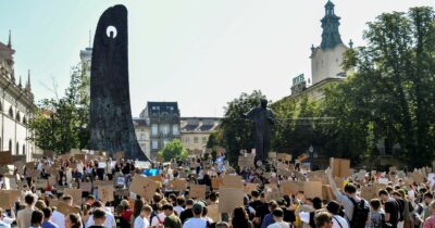 Copertina di A Kiev continua la protesta. Salta il negoziatore Umerov