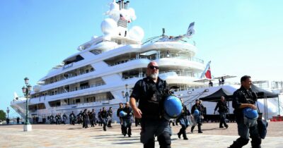 Copertina di Droni, motovedette e manganelli: c’è l’ambasciatore Usa a Venezia