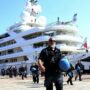 Copertina di Droni, motovedette e manganelli: c’è l’ambasciatore Usa a Venezia