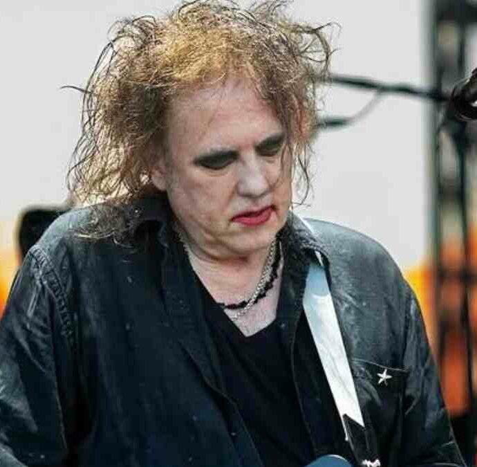 Robert Smith dei Cure boccia l’halftime show dei Mondiali e punta il dito contro FIFA, Infantino e l’arrivo di Trump alla finale