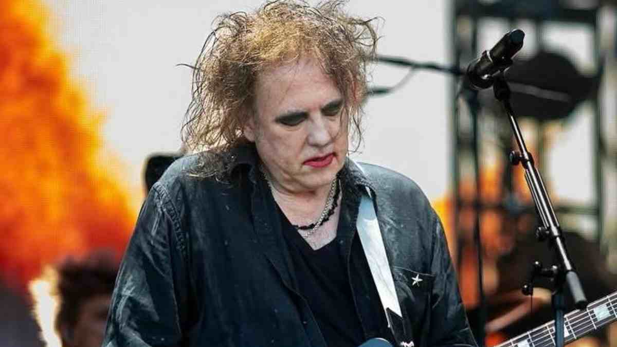 Robert Smith dei Cure boccia l’halftime show dei Mondiali e punta il dito contro FIFA, Infantino e l’arrivo di Trump alla finale