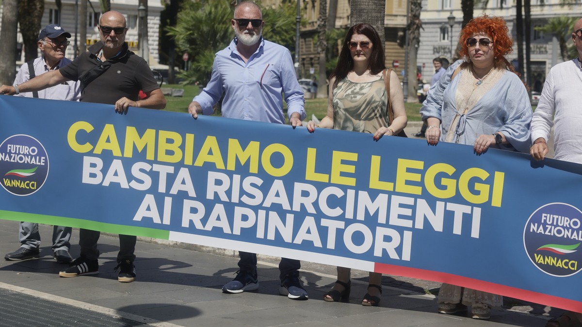 caso roggero e propaganda di destra i leader lucrano tanto in galera ci vanno i loro elettori da Ilfattoquotidiano.it caso roggero e propaganda di destra i leader lucrano tanto in galera ci vanno i loro elettori