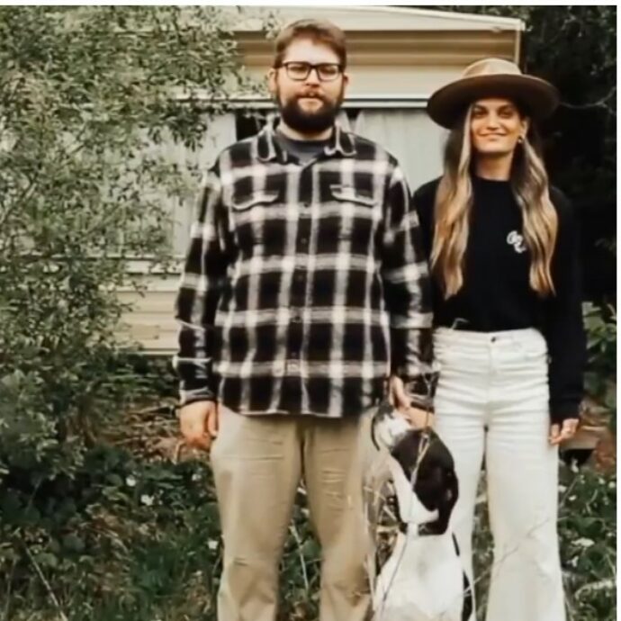 “Abbiamo venduto tutto per comprare un camper vecchio di 25 anni pieno di muffa, con una sola doccia esterna che congelava ogni inverno e un bagno da svuotare a mano”: la storia di Jon e Emilie James