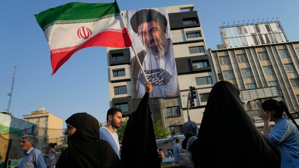 Bombardamenti Usa su obiettivi iraniani, feriti bambini, Riad cerca alleanza per proteggere il Mar Rosso