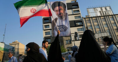 Copertina di Teheran sospende gli impegni del memorandum. Khamenei: “Firma di Trump non ha valore, avrà lezione indimenticabile”. Morti due militari Usa