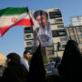 Copertina di Teheran sospende gli impegni del memorandum. Khamenei: “Firma di Trump non ha valore, avrà lezione indimenticabile”. Morti due militari Usa