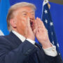 Copertina di Trump sostiene la tesi (smentita) dell’ingerenza cinese perché teme la sconfitta al voto di midterm. Il piano: stato d’emergenza e agenti dell’Ice ai seggi