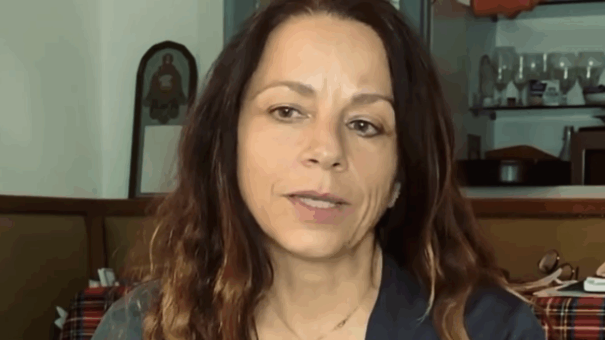 “Con Tre Parole comprai casa ai miei genitori, qualcosa entra ancora oggi. Il ritornello originale diceva ‘sono il guaritore, sono il tuo dolore’, la casa discografica mi suggerì di cambiarlo”: parla Valeria Rossi