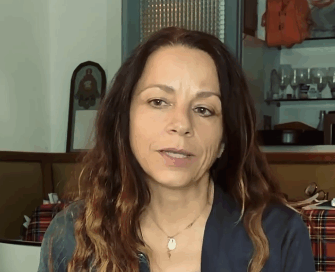 “Con Tre Parole comprai casa ai miei genitori, qualcosa entra ancora oggi. Il ritornello originale diceva ‘sono il guaritore, sono il tuo dolore’, la casa discografica mi suggerì di cambiarlo”: parla Valeria Rossi