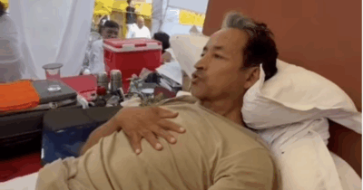 Copertina di India, ricoverato dopo 20 giorni di sciopero della fame l’attivista Sonam Wangchuk: è il simbolo della protesta degli “scarafaggi”