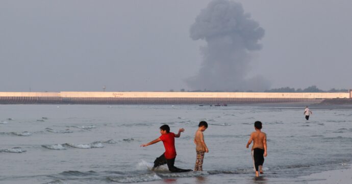 Settima notte consecutiva di raid Usa contro l’Iran. Teheran contrattacca: “Colpita base statunitense in Bahrein”