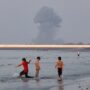 Copertina di Settima notte consecutiva di raid Usa contro l’Iran. Teheran contrattacca: “Colpita base statunitense in Bahrein”