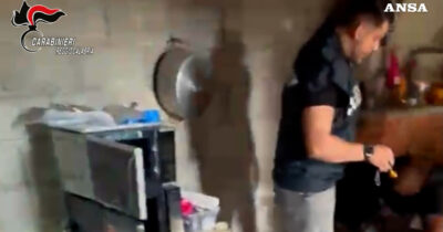 Copertina di Scoperto laboratorio clandestino di cocaina in Aspromonte: la base in un rudere isolato – Video