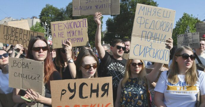 Ucraina in crisi, pronta la ritirata di Zelensky: ora in bilico c’è Syrsky