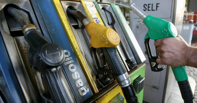 “E io pago”: carburanti oltre i 2 euro. Ma il governo esclude il taglio accise
