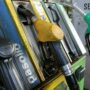 Copertina di “E io pago”: carburanti oltre i 2 euro. Ma il governo esclude il taglio accise