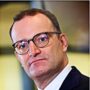 Copertina di Il leader della Cdu Spahn si dimette dopo le pressioni di Merz: ha avuto un figlio con la gestazione per altri che lui stesso osteggiava