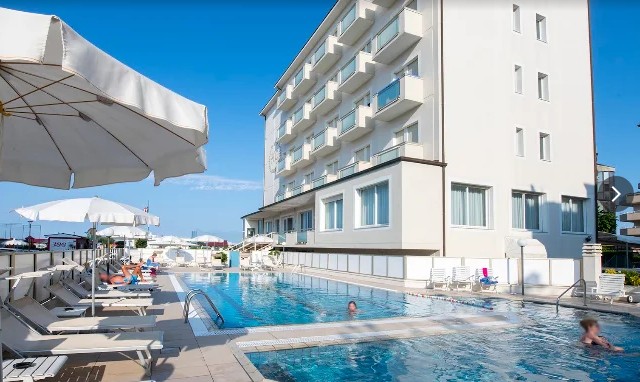 Bimba di 4 anni muore annegata nella piscina di un hotel di Milano Marittima: secondo caso in due giorni