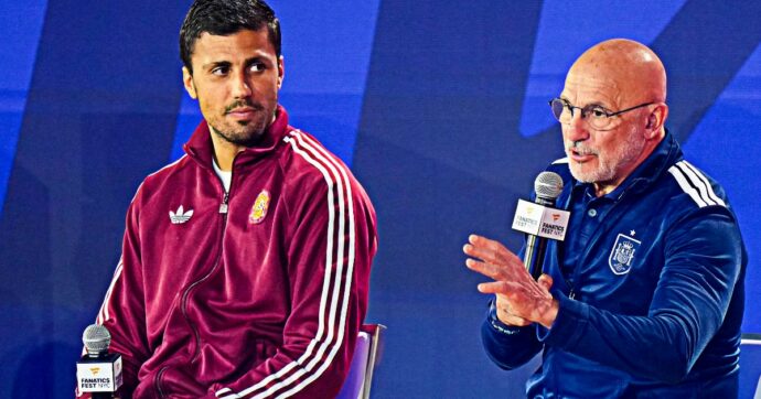 Caos alla conferenza show della Fifa con i tifosi: fischi e urla contro De la Fuente. Lui si infuria: “Fin da piccolo mi hanno insegnato ad avere rispetto”
