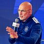 Copertina di Caos alla conferenza show della Fifa con i tifosi: fischi e urla contro De la Fuente. Lui si infuria: “Fin da piccolo mi hanno insegnato ad avere rispetto”