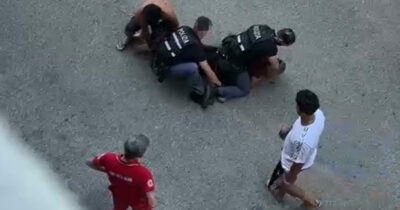 Copertina di Bologna, 42enne muore durante un controllo della polizia: era stato ammanettato. In un video l’arresto e le urla: “Aiuto, basta”