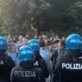 Copertina di Protestano contro una manifestazione organizzata da nostalgici del Ventennio: valanga di multe per la rete antifascista a Lecco