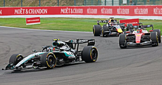 F1, Antonelli da impazzire: vince a Spa dopo un duello pazzesco con Leclerc. Attesa Hamilton: è investigato per unsafe release | Ordine d’arrivo e classifica