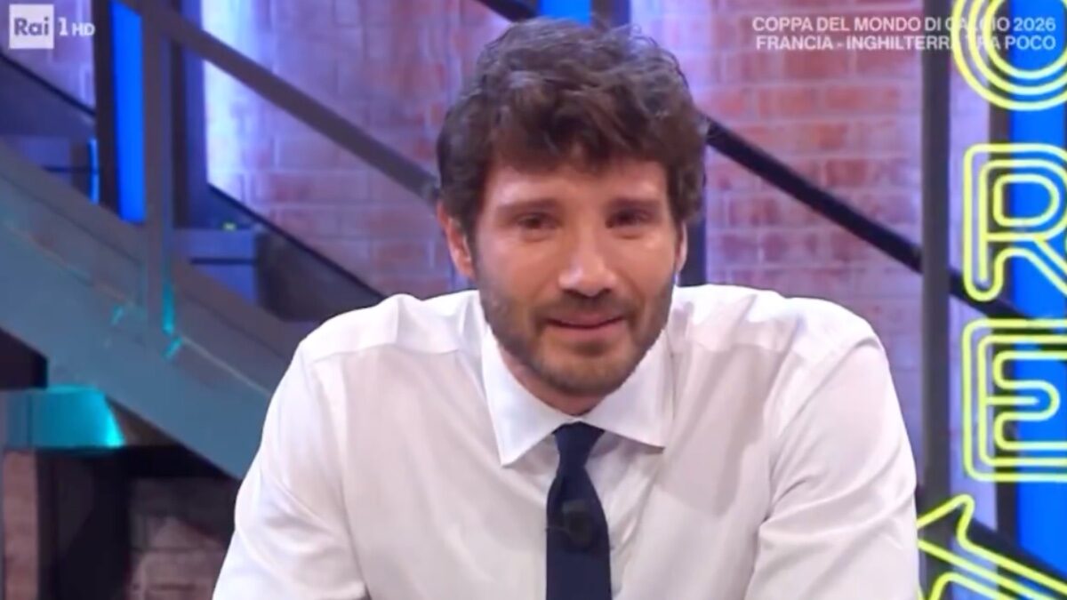 “Volevo ringraziare lui che è sempre stato con me. Ha accolto i miei amici, la mia famiglia”: Stefano De Martino si commuove ad Affari Tuoi e dice addio al Teatro delle Vittorie
